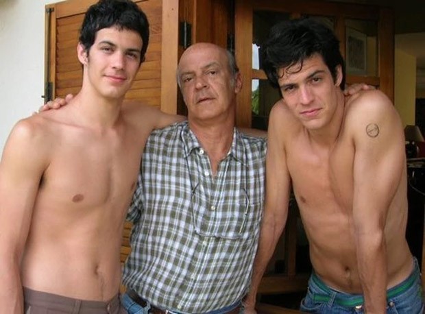 Mateus Solano (dir) com o pai, João, e o irmão, Gabriel (Foto: Reprodução/Instagram)