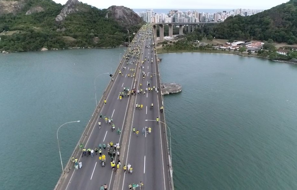 Imagem aérea mostra manifestantes atravessando a Terceira Ponte — Foto: Bernardo Bracony/Rede Gazeta