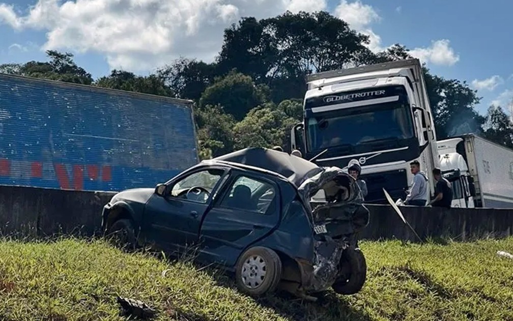 Carreta com peças automotivas tomba, causa engavetamento e interdita pista na Fernão Dias, em Estiva, MG — Foto: Reprodução / Redes Sociais