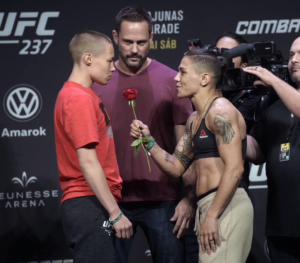 Rose Namajunas recebe uma rosa de JÃ©ssica Bate-Estaca antes da encarada entre elas â Foto: AndrÃ© DurÃ£o