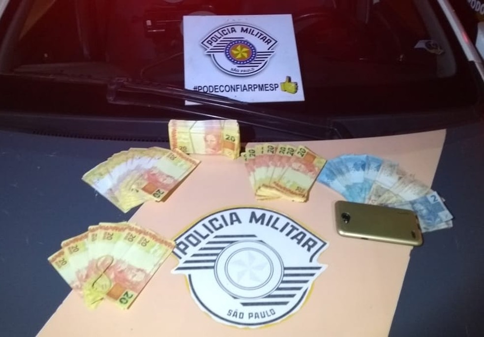 Notas falsas estavam em um veículo abordado em Presidente Epitácio (Foto: Polícia Militar Rodoviária/Divulgação)