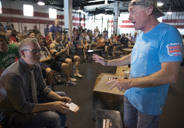 Greg Glassman, CEO da CrossFit (dir.), em conversa com funcionários da empresa (Foto: Linda Davidson / The Washington Post via Getty Images)