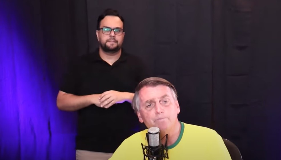 Bolsonaro é entrevistado por podcast durante campanha do 2º turno das eleições de 2022 — Foto: YouTube/Reprodução 