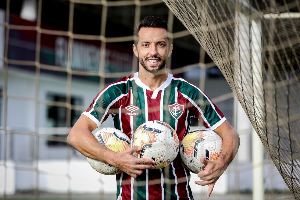 Nenê anda com "a bola toda" em 2020 — Foto: Lucas Merçon / Fluminense FC
