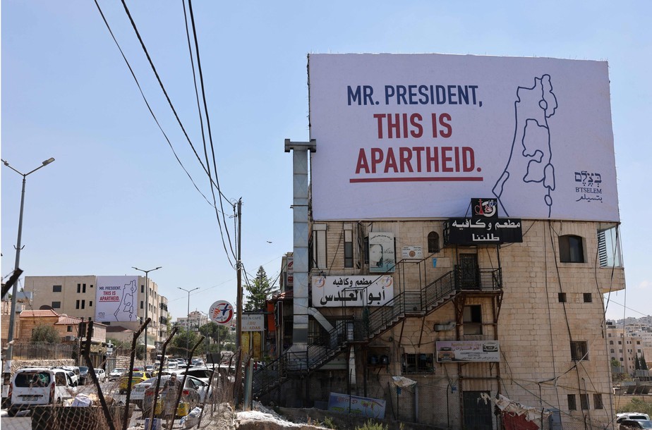 Cartaz do grupo israelense de direitos humanos B'Tselem em Belém, na Cisjordânia, que Biden visitará
