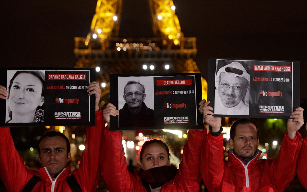RepÃ³rteres assassinados recebem homenagem em frente Ã  torre Eiffel â€” Foto: Geoffroy Van der Hasselt/AFP
