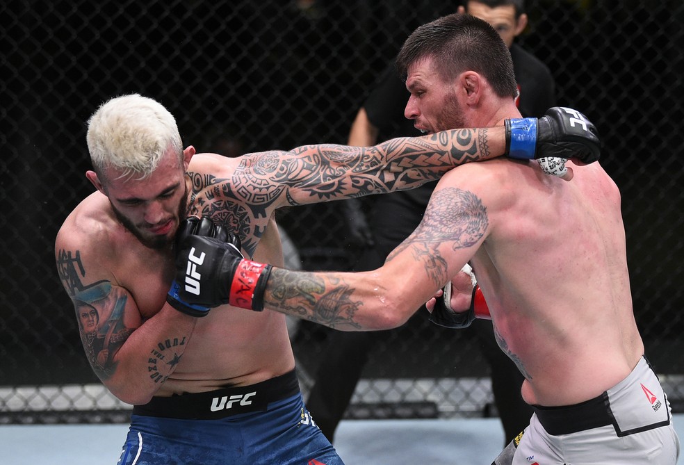 Tim Means golpeia Laureano Staropoli na sua vitória no UFC: Lewis x Oleynik — Foto: Getty Images