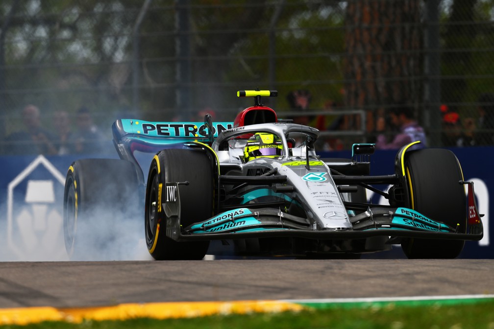 Lewis Hamilton trava as rodas antes de contornar a Variante Alta no circuito de Imola — Foto: Dan Mullan/Getty Images