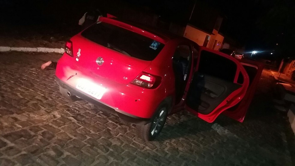 Carro roubado foi recuperado pela PRF em Parnamirim, na região metropolitana de Natal (Foto: PRF/Divulgação)