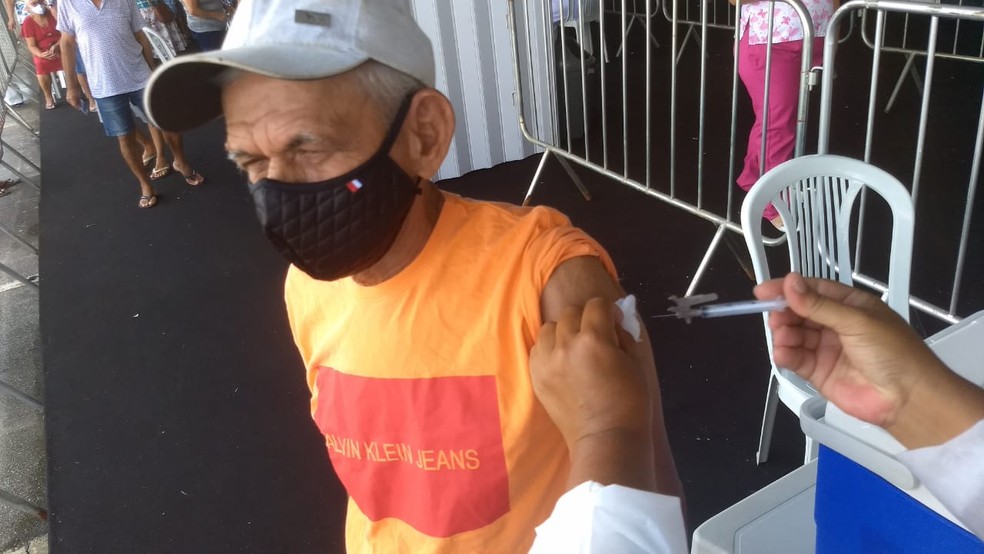 idosos se aglomeram em longas filas em posto de vacinacao contra covid 19 em maceio alagoas g1