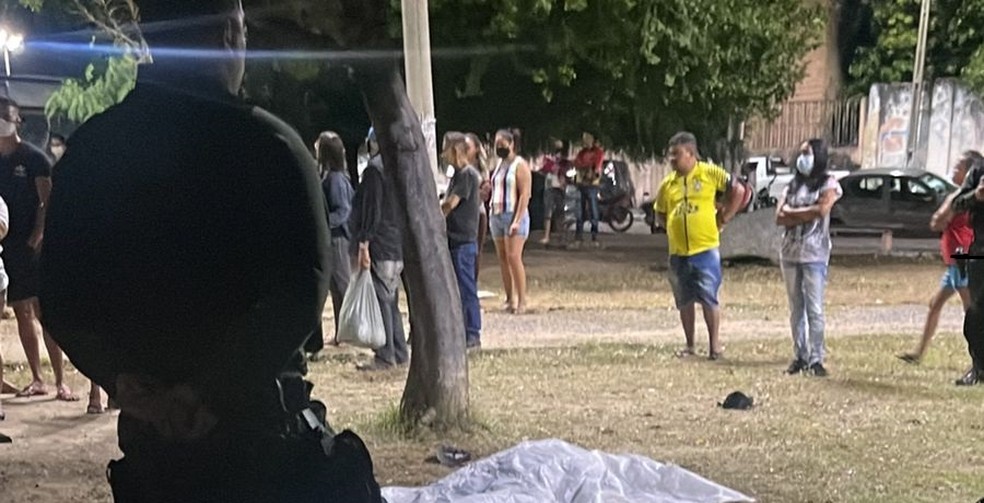 Mulher é assassinada com vários tiros e golpes de faca em plena praça pública de Juazeiro do Norte, no interior do Ceará — Foto: Arquivo pessoal