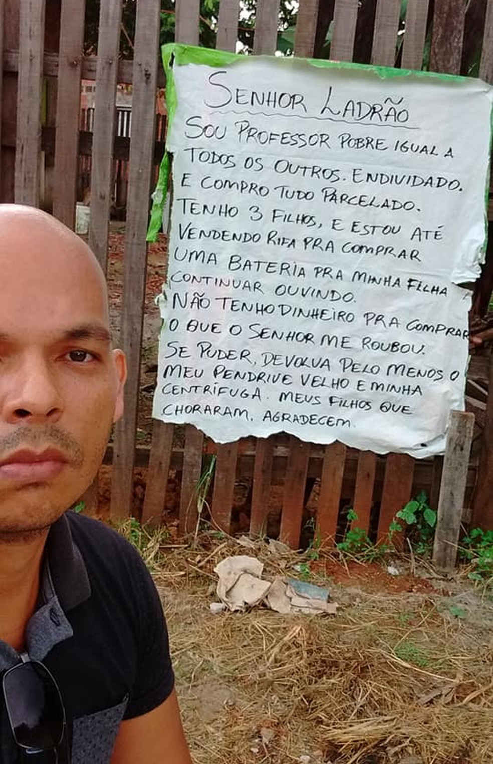 Professor fez cartaz com recado para bandidos que invadiram sua casa em Rio Branco (Foto: Marivaldo Silva/Arquivo pessoal )