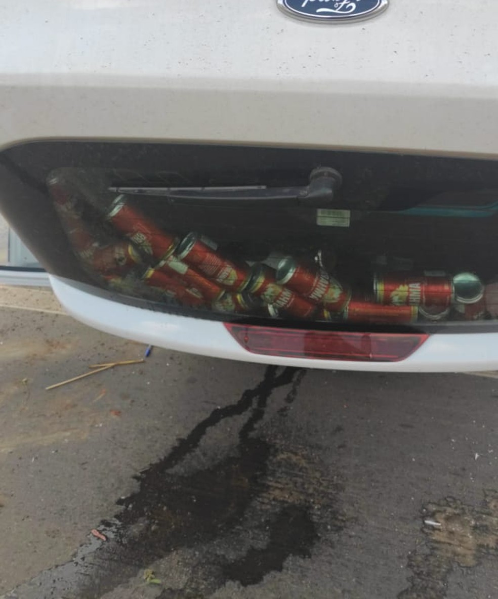 Policiais encontraram várias latas de cerveja no porta-malas do carro — Foto: Brígida Mota/TVCA