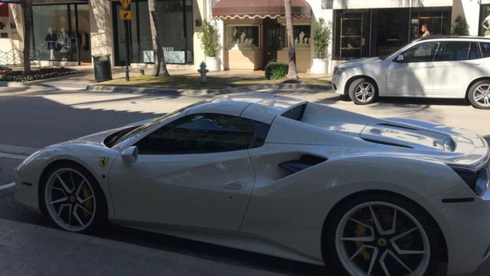 Carros de luxo são comuns nas ruas de Palm Beach. — Foto: BBC Mundo
