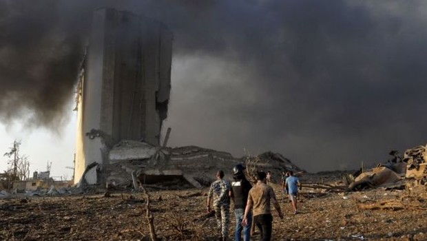 BBC: Uma investigação em andamento busca a causa da grande explosão em Beirute (Foto: EPA/WAEL HAMZEH VIA BBC)