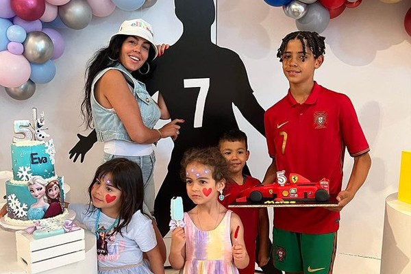 Georgina Rodríguez na festa dos gêmeos Ava e Mateo com Cristiano Ronaldo Jr. e Alana Martina (Foto: Reprodução / Instagram)