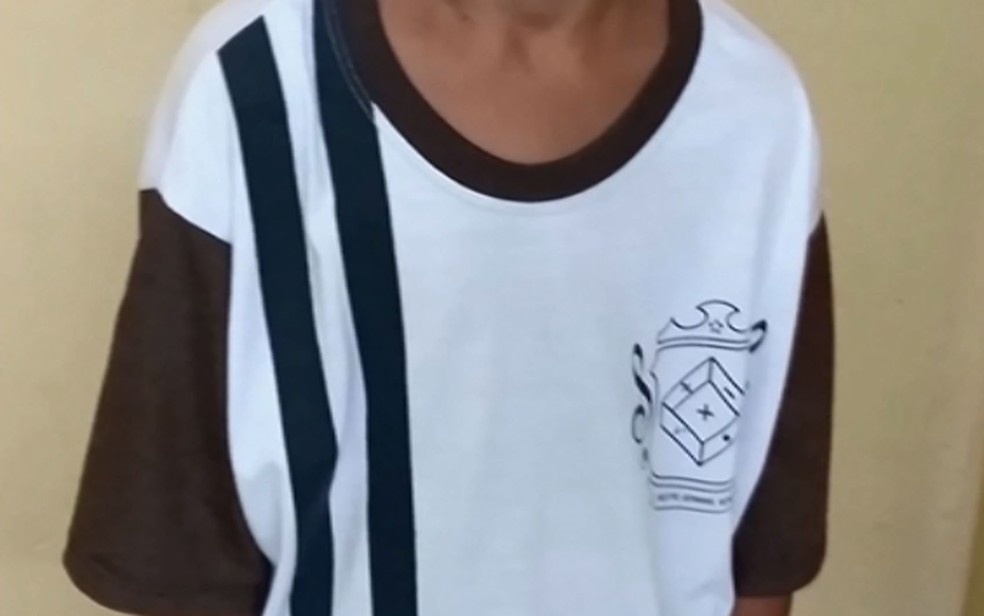 Camisa da Escola Estadual Germano Benencase Maestro, de Americana, usa camisa escrito 'empréstimo' para alunos sem uniforme. — Foto: Reprodução/EPTV
