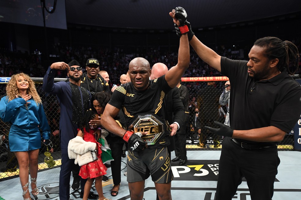 Kamaru Usman comemora a vitória sobre Masvidal — Foto: Getty Images