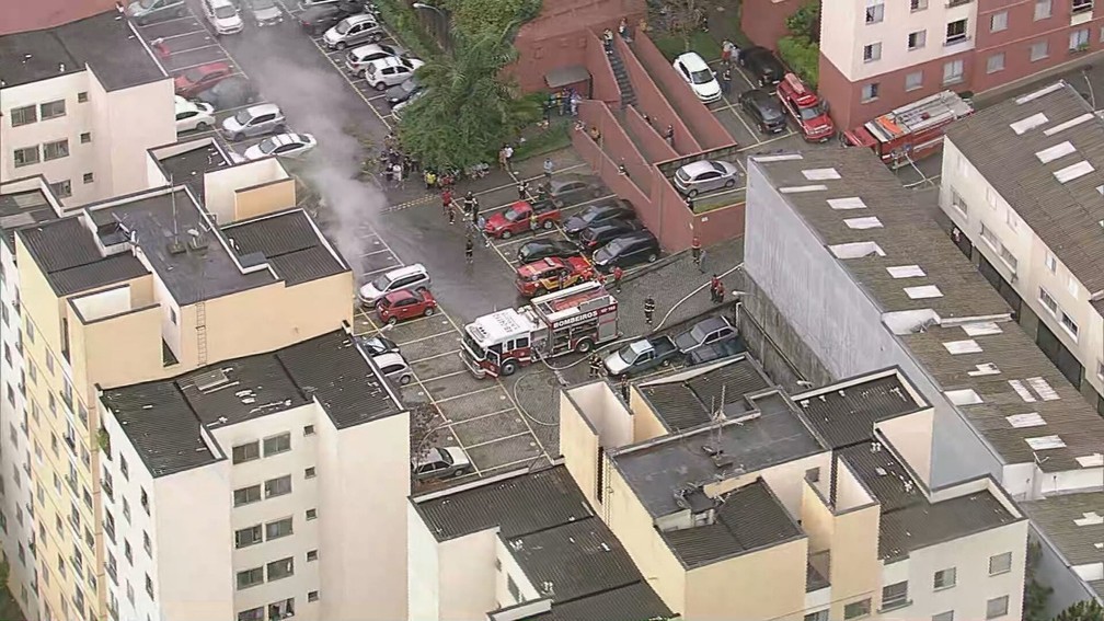 Bombeiros combatem chamas em apartamento no Morumbi — Foto: Reprodução TV Globo