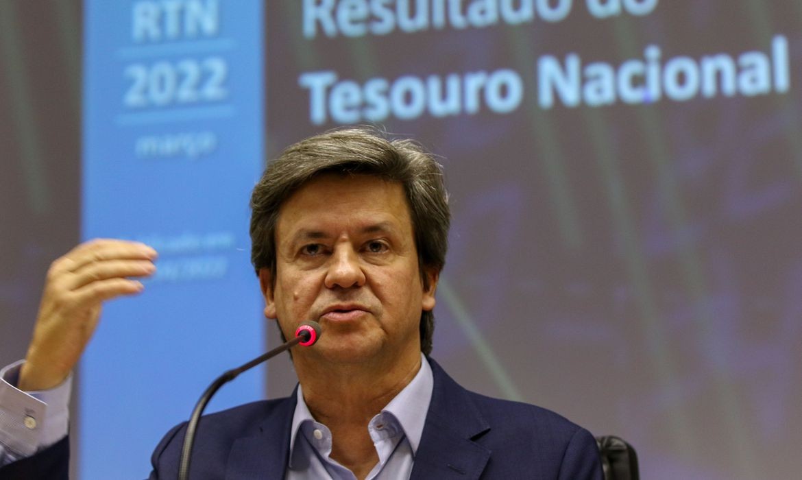 O secretário do Tesouro Nacional, Paulo Valle, apresenta o Relatório da Dívida Pública Federal referente a março (Foto: Fabio Rodrigues Pozzebom/Agência Brasil)