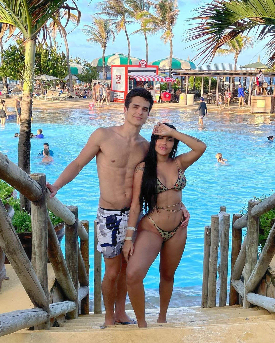 Flay posa com o namorado, Pedro Maia, em Beach Club (Foto: Reprodução / Instagram)