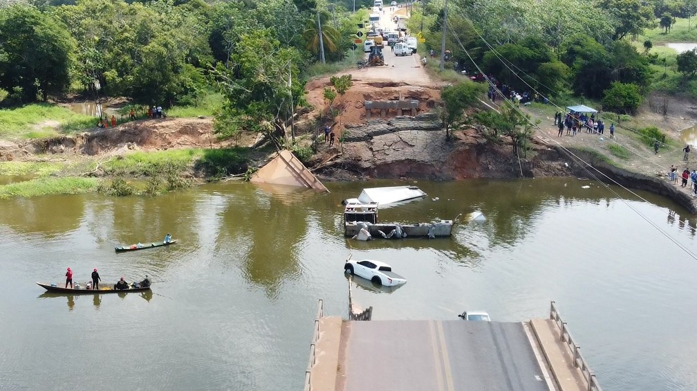 28 de setembro - A ponte sobre o Rio Curuçá desabou, na Rodovia Federal BR-319, no Careiro (AM), deixando três pessoas mortas e mais de 10 feridos. — Foto: William Duarte / Rede Amazônica