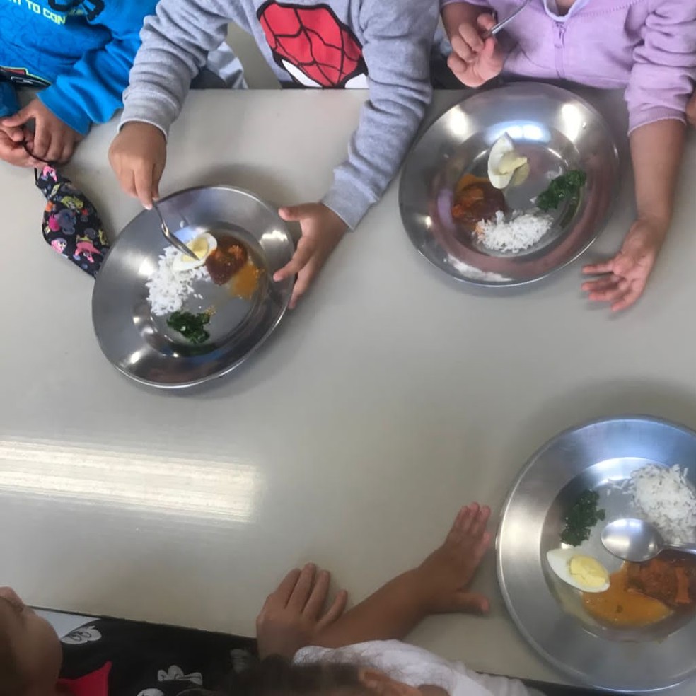 Crianças fazem refeição reduzida — Foto: Reprodução / Redes Sociais