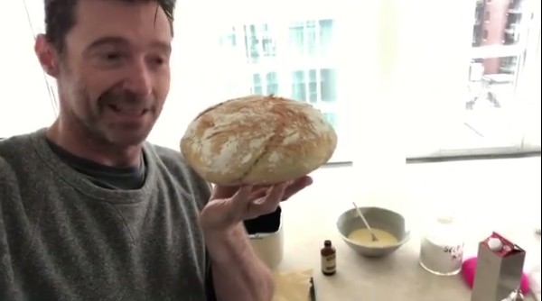 O ator Hugh Jackman com um dos pães feitos por ele (Foto: Instagram)