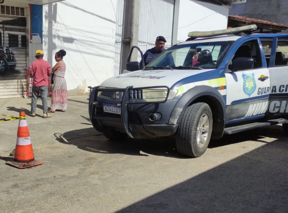 Guarda Municipal no local onde corpo de homem foi encontrado em Camacan, no sul da Bahia — Foto: Guarda Civil Municipal de Camacan