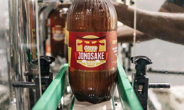 Os chopes Jonoshake são embalados em garrafa pet de dois litros (Foto: Divulgação)