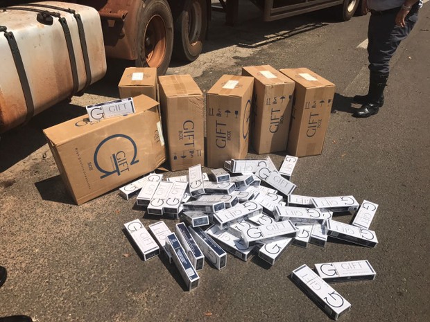 Cigarros foram apreendidos em caminhão (Foto: Giuliano Tamura/TV TEM)