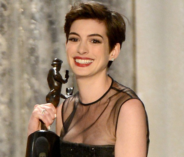 Anne Hathaway com o prêmio de Melhor Atriz Coadjuvante (Foto: Getty Images)