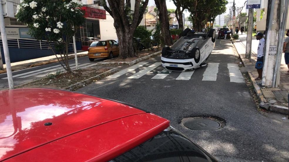 Acidente aconteceu no cruzamento da avenida Prudente de Morais com a rua Mossoró, em Natal. — Foto: Geraldo Jerônimo/Inter TV Cabugi