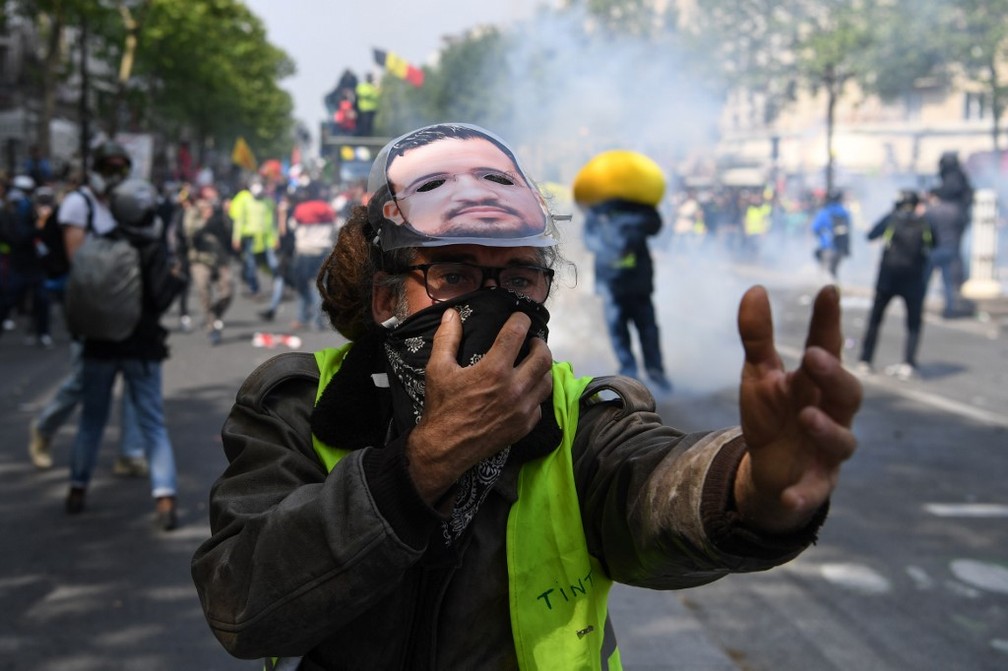 Manifestantes entram em confronto com a polícia em Paris durante protestos do Dia do Trabalho — Foto: Alain Jocard/AFP