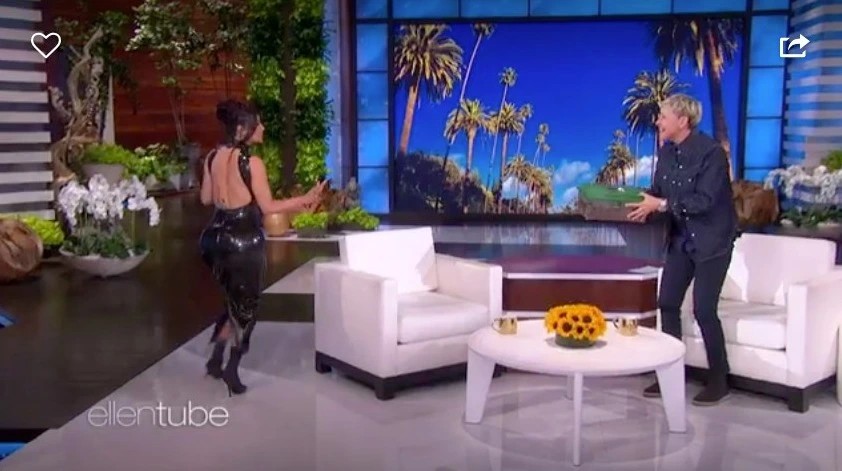 Kim Kardashian se desespera com aranha falsa em programa (Foto: Reprodução)