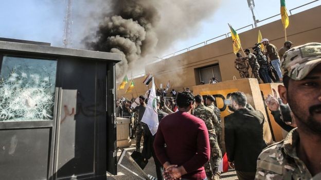 Manifestantes atacaram a embaixada dos EUA em Bagdá após ataques dos EUA a uma milícia iraquiana (Foto: AFP via BBC News)