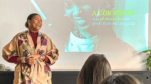 A consultora de moda, Déborah Simon, dando uma palestra sobre seu projeto de análise de cor pessoal para mulheres negras, A Cor Preta (Foto: Acervo/Déborah Simon)