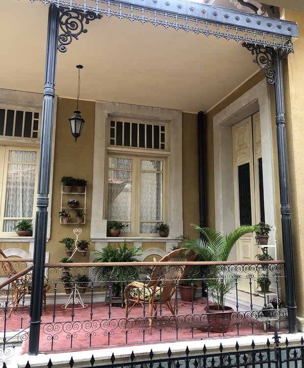 Éramos Seis | Varanda da casa de Genu (Kelzy Ecard), vizinha de Lola, vista da casa da família Lemos (Foto:  Stéphanie Durante/Editora Globo)