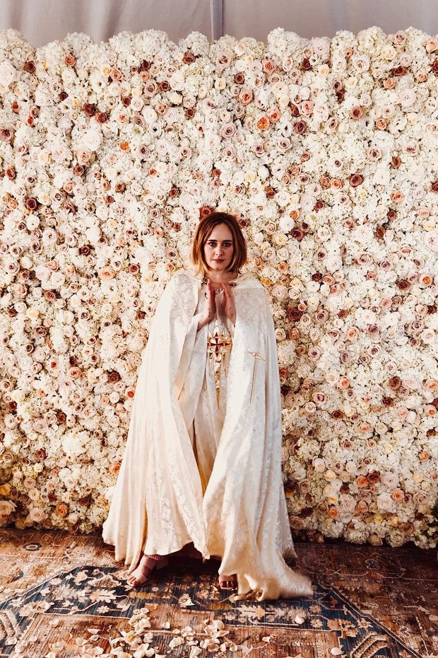 Adele faz as vezes de padre no casamento de amigos (Foto: Reprodução/Instagram)