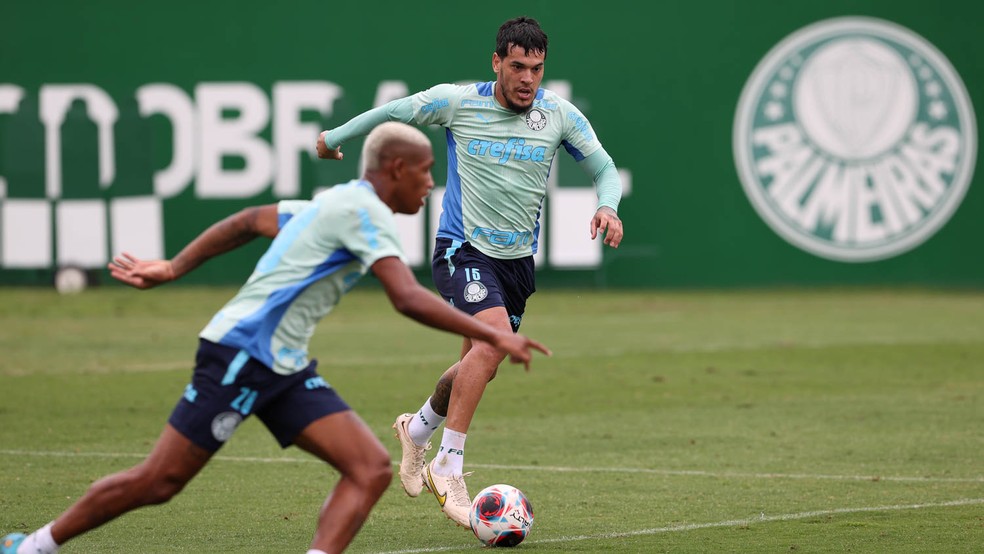 Gómez e Danilo em treino do Palmeiras — Foto: Cesar Greco/Palmeiras
