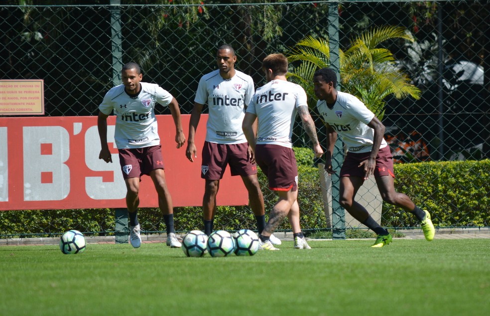 Douglas  (centro) briga por uma vaga entre os titulares do time de Dorival Júnior (Foto: Érico Leonan / saopaulofc.net)