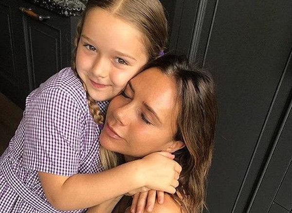 A cantora e estilista Victoria Beckham com a filha (Foto: Instagram)