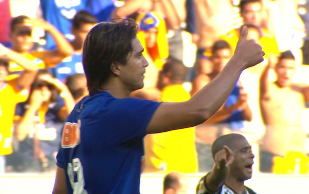 Moreno, Bruno Mineiro, Alex, Rildo  e Jobson disputam gol mais perdido