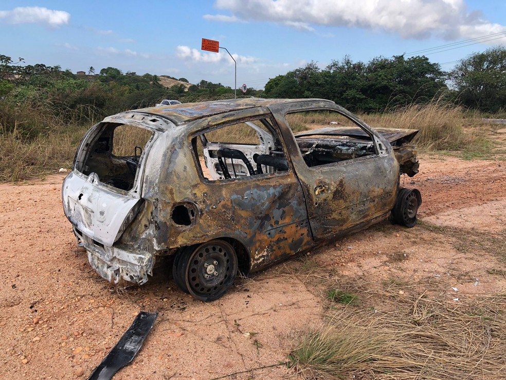Ve&iacute;culo foi destru&iacute;do pelo fogo, ap&oacute;s bater em mureta na BR-101 Norte, na Grande Natal &mdash; Foto: Vin&iacute;cius Marinho/Inter TV Cabugi