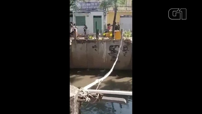 Familiares entram em desespero com baleado no Jacarezinho