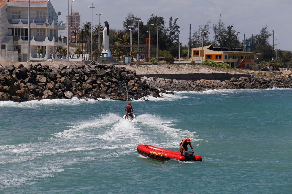 Corpo de Bombeiros utiliza barcos e moto aquática nas buscas ao triatleta desaparecido (Foto: Natinho Rodrigues/Agência Diário)