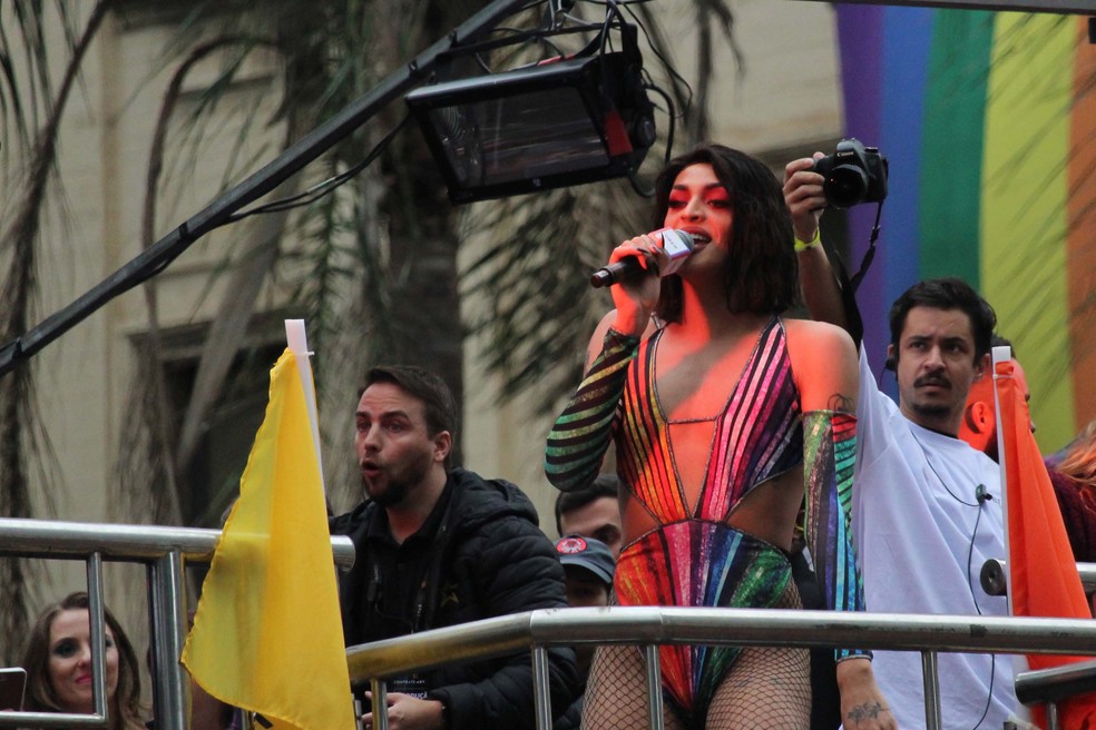 Pabllo Vittar canta durante a Parada LGBT (Foto: Henrique Barreto/Futura Press/Estadão Conteúdo)