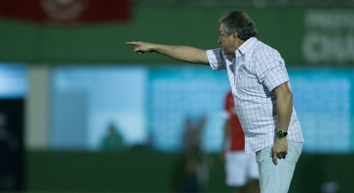 Abel Braga orienta Inter contra a Chapecoense (Foto: Alexandre Lops/Internacional)