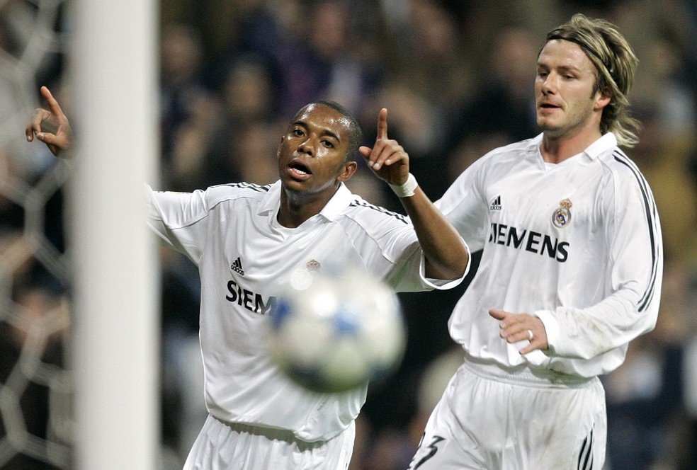 Robinho e Beckham comemoram gol juntos no Real Madrid (Foto: AP )