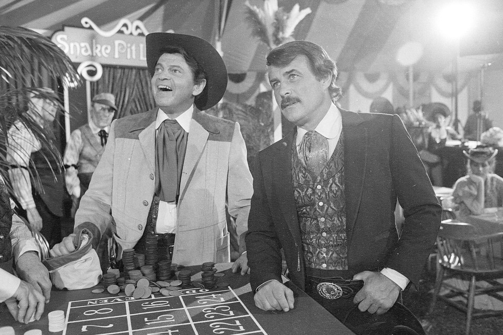 Robert Conrad (à direita) em cena de "More Wild, Wild West", de 1980 — Foto: Wally Fong/Arquivo AP